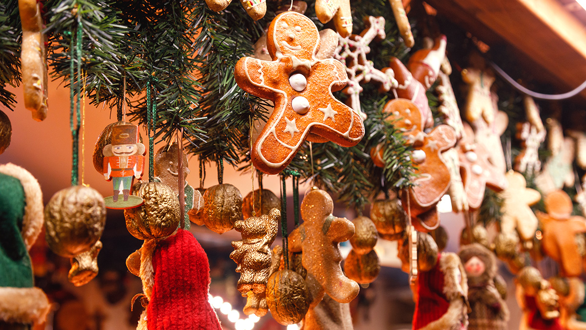 Lebkuchenmännlein an einem Weihnachtsmarktstand