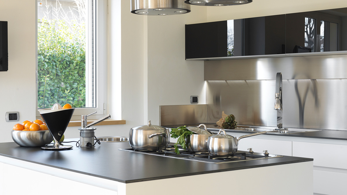 Arbeitsplatte Küche, weiße Küche mit einer schwarzen Arbeitsplatte