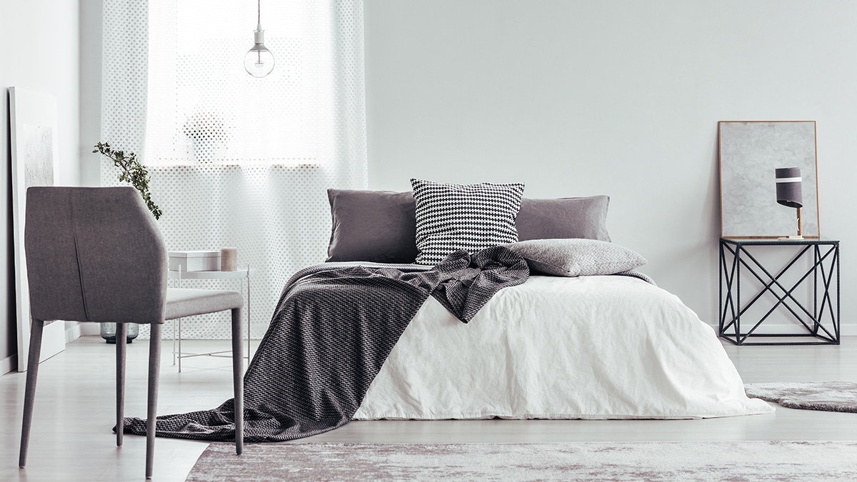 Ein Schlafzimmer in weiß und grau