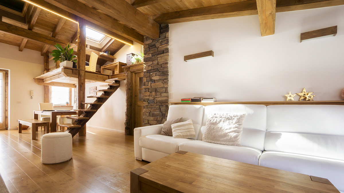 Ein Blick in ein offenes Wohnzimmer im Landhaus-Stil