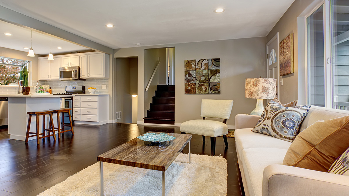 Niedrige Decke: Ein Blick in einen Wohn-Essbereich