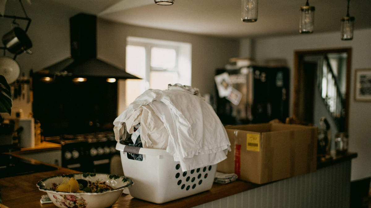 Wäschekorb in Küche