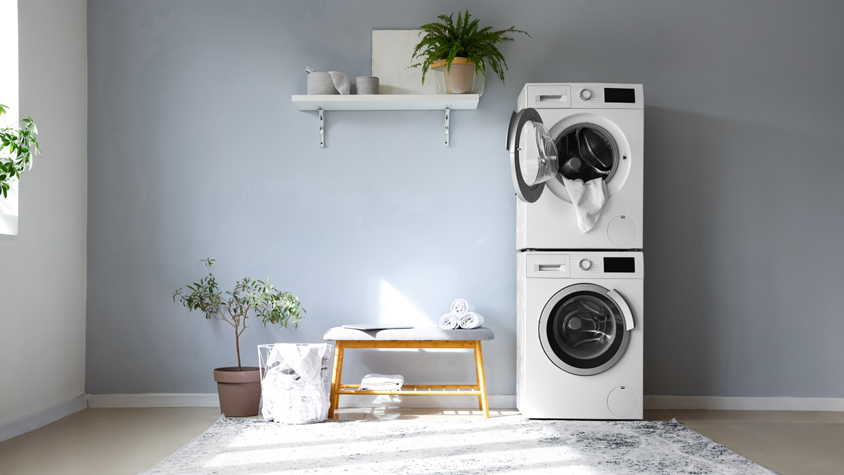 Trockner steht auf Waschmaschine