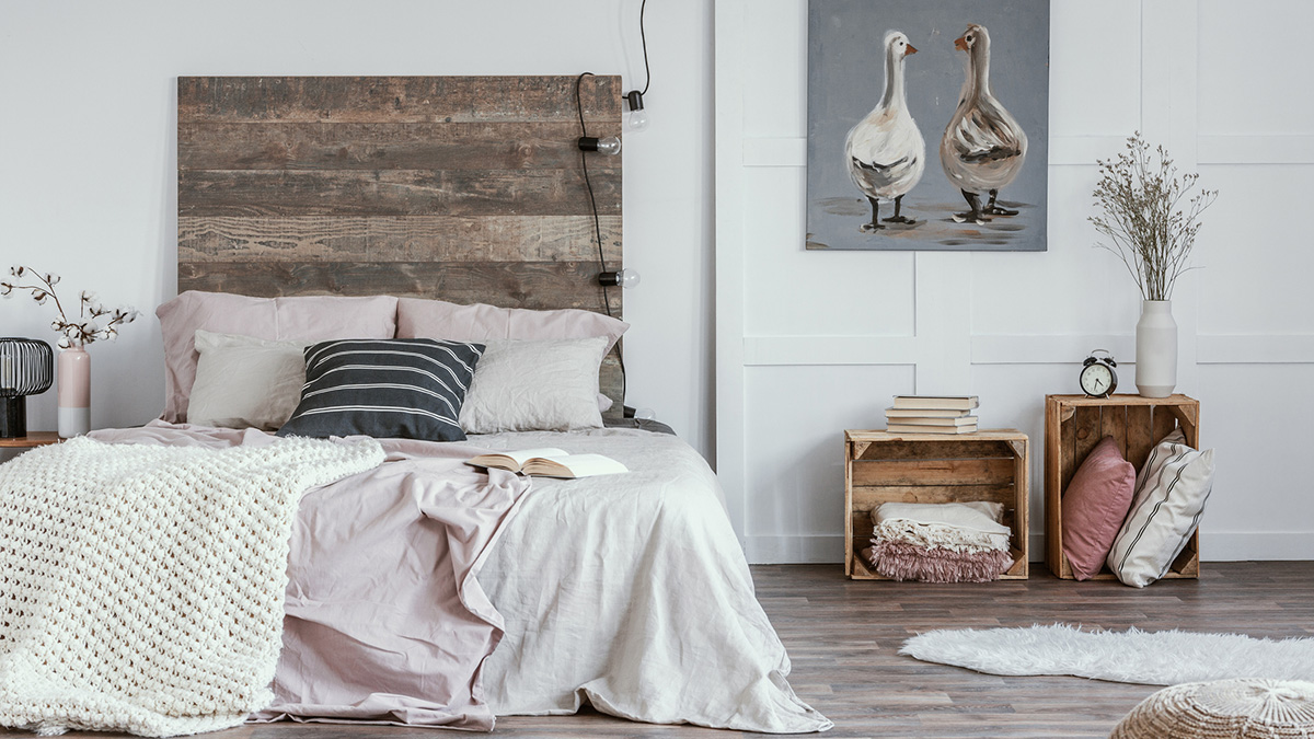 Upcycling Holzkisten, wiederverwendete Holzkisten im Schlafzimmer