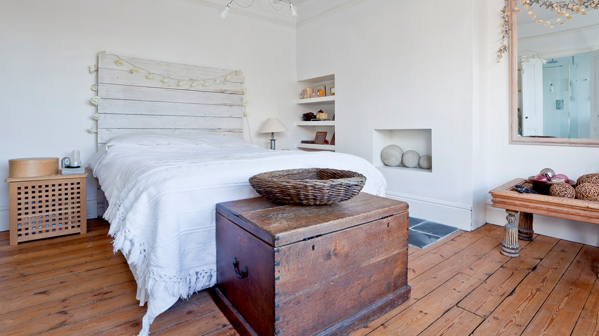 Upcycling Schlafzimmer, Schlafzimmer mit Lattenrost als Wandpaneele