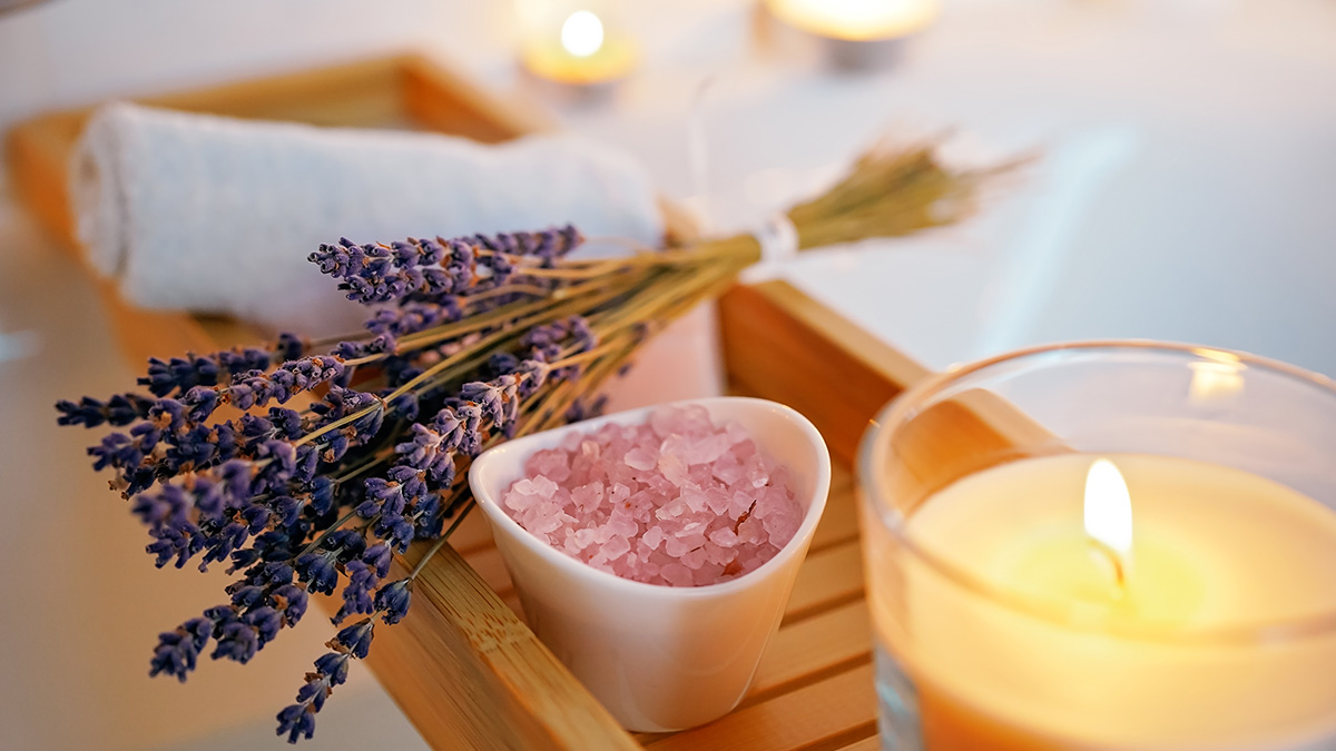 Wellnessoase kleines Bad, Badesalz, Kerze und Lavendel im Badezimmer