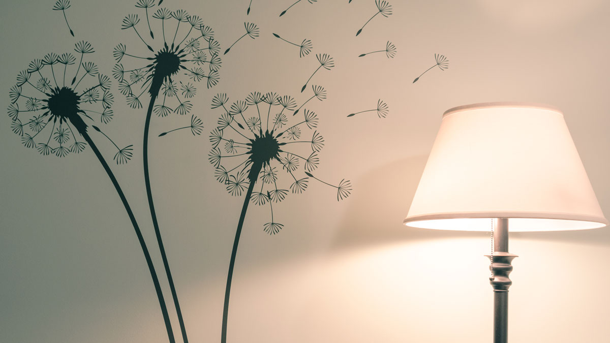 Wohnung verschönern ohne Bohren, Pusteblume als Wandtattoo neben einer Stehlampe