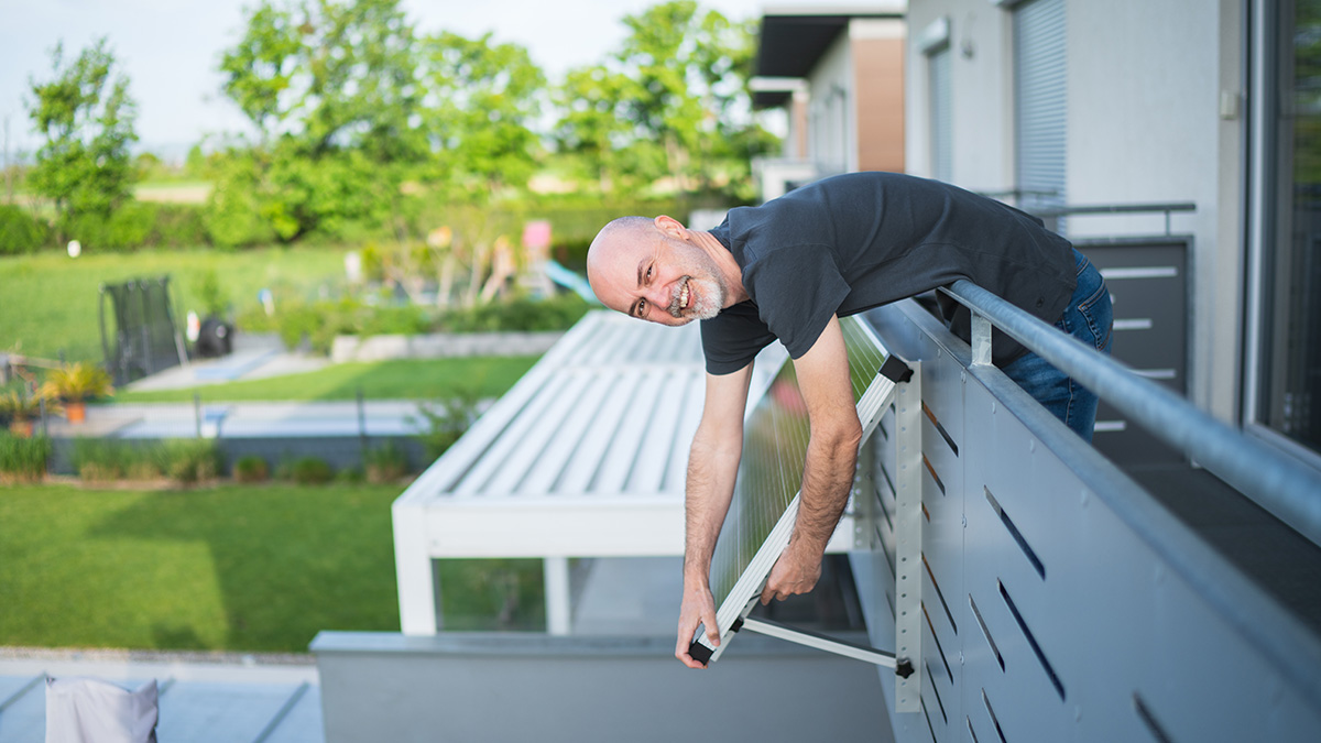 Selber machen oder mache lassen? Das musst du bei Balkonkraftwerken wissen. Foto. iStock.com / amriphoto