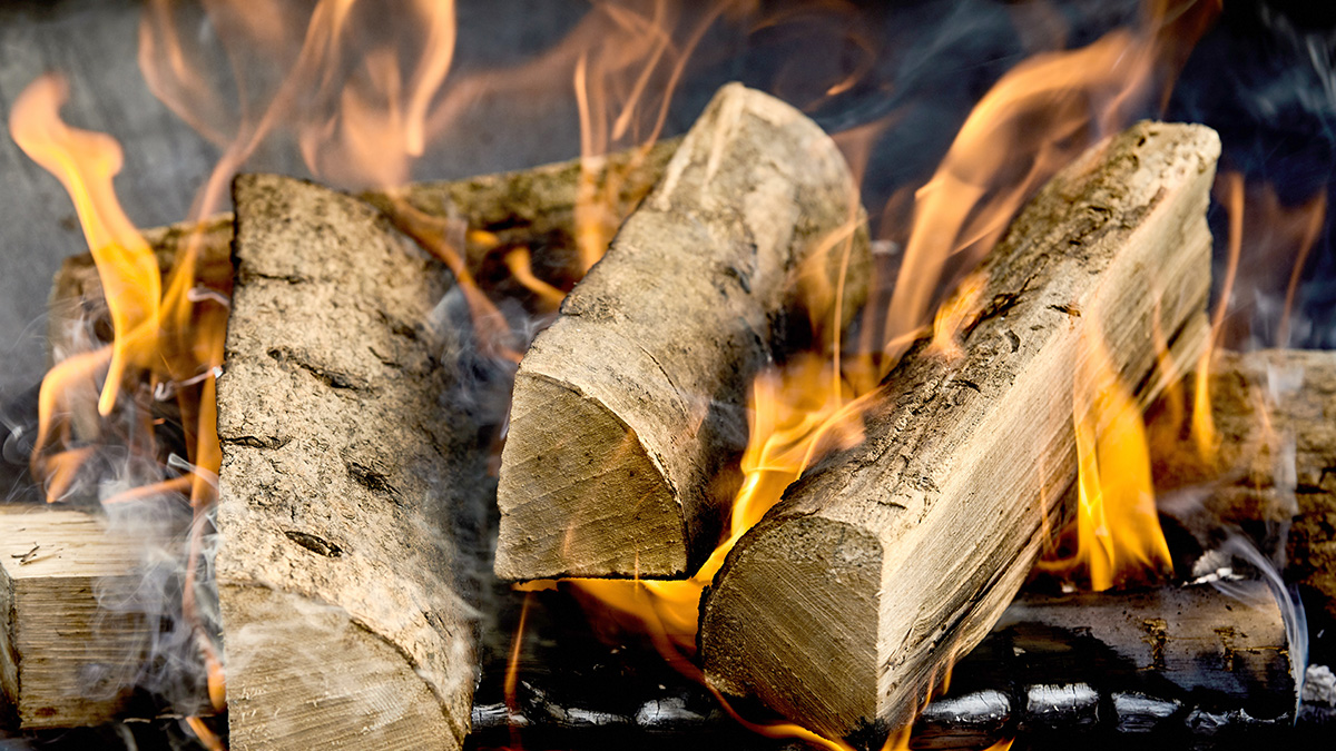 Brennholz Tipps, brennendes Holt raucht