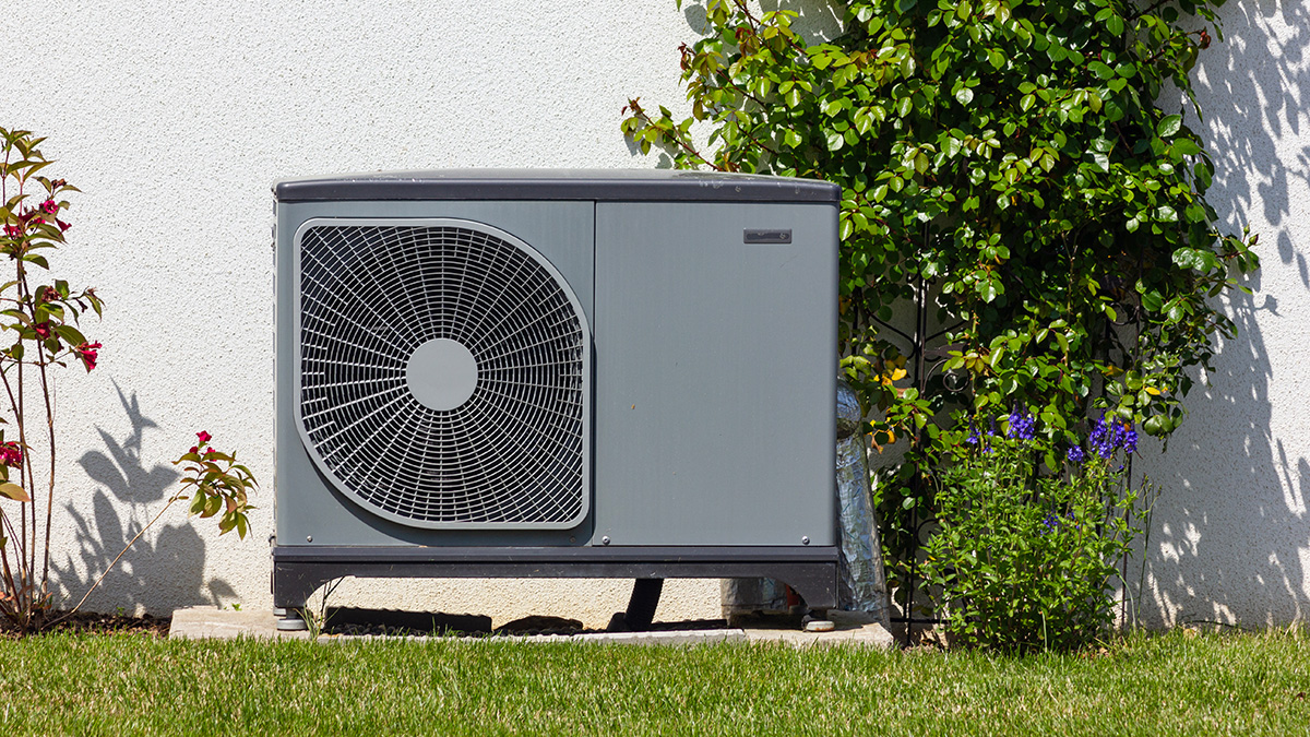 Einbruch Wärmepumpenabsatz, eine graue Wärmepumpe vor einer Hauswand, Foto: iStock.com / rudolf geiger