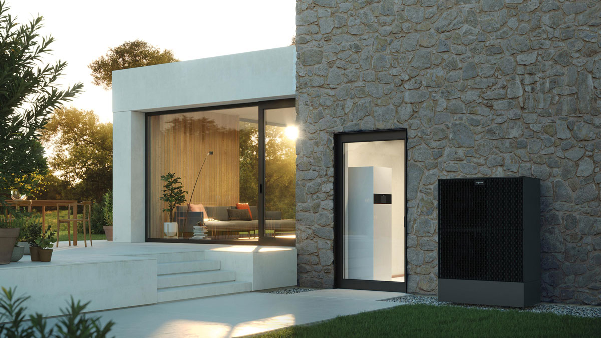 Schöne Wärmepumpe, schwarze Wärmepumpe von Viessmann (Viessmann Vitocal) vor einem Neubau