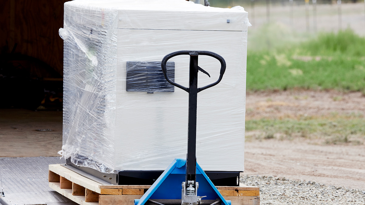 Wärmepumpe Amazon, Wärmepumpe auf Palette mit Hubwagen