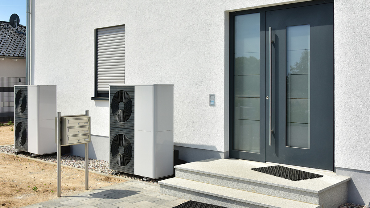Wärmepumpe ländlicher Raum, zwei Wärmepumpen vor einem Neubau