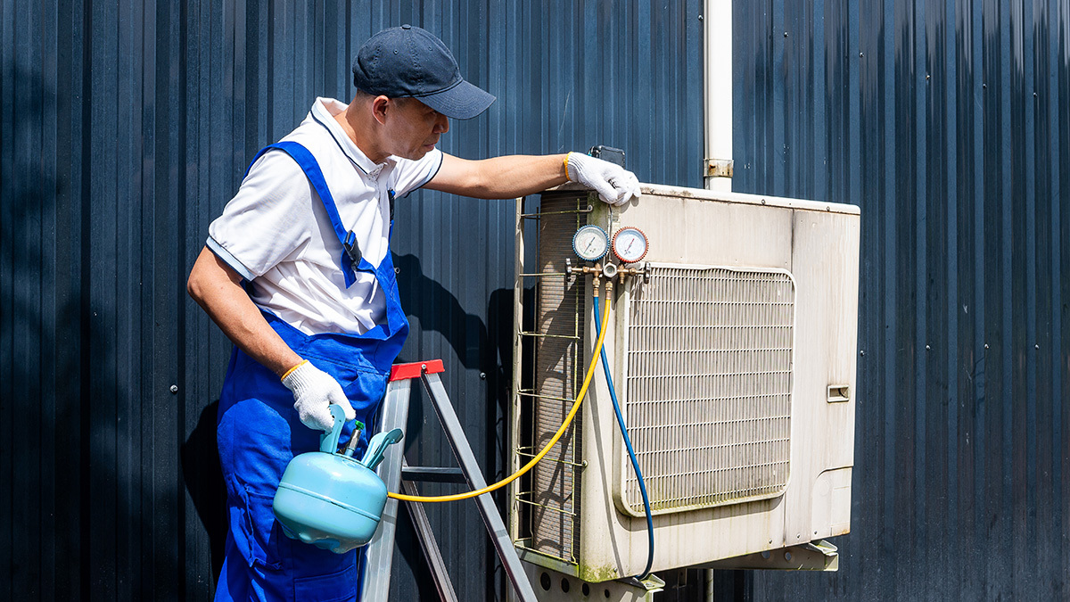 Techniker prüft Wärmepumpe