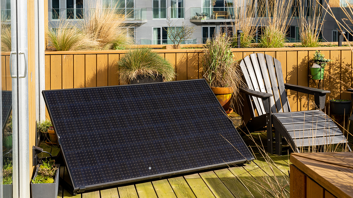 Balkonkraftwerke als Komplettsystem erleben einen Boom in Deutschland. Foto: stock.adobe.com / Milos_Ruzicka