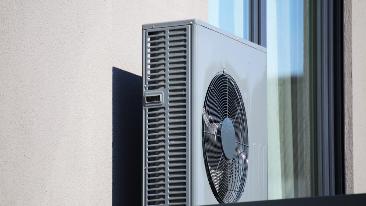 Außengerät einer Klimaanlage auf dem Blkon