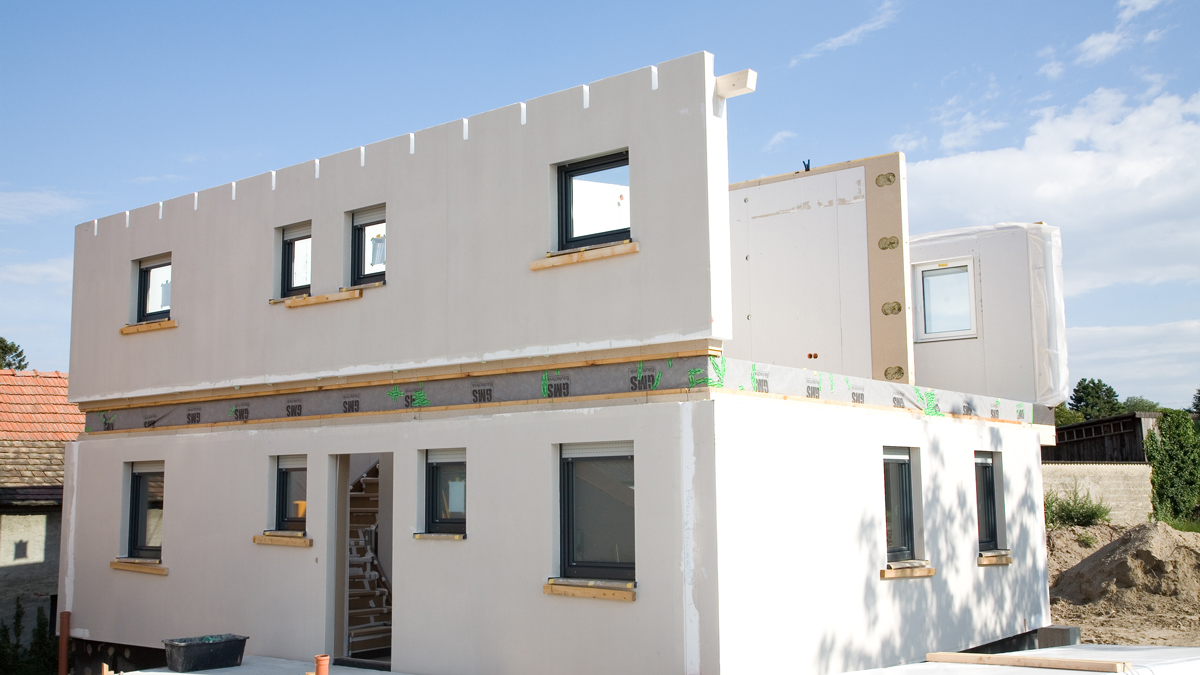 Fertighaus wird aufgebaut