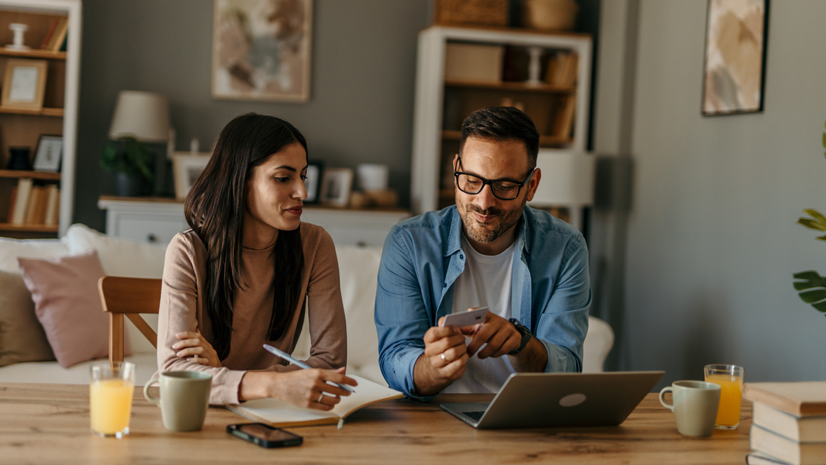 Pärchen spricht über Finanzen am Tisch
