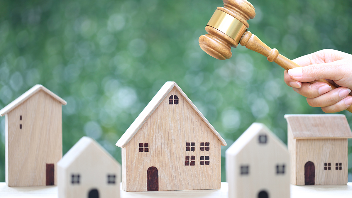 Zwangsversteigerungen negativ, Häuser sinnbildlich unter dem Hammer, Foto: iStock.com / Monthira Yodtiwong