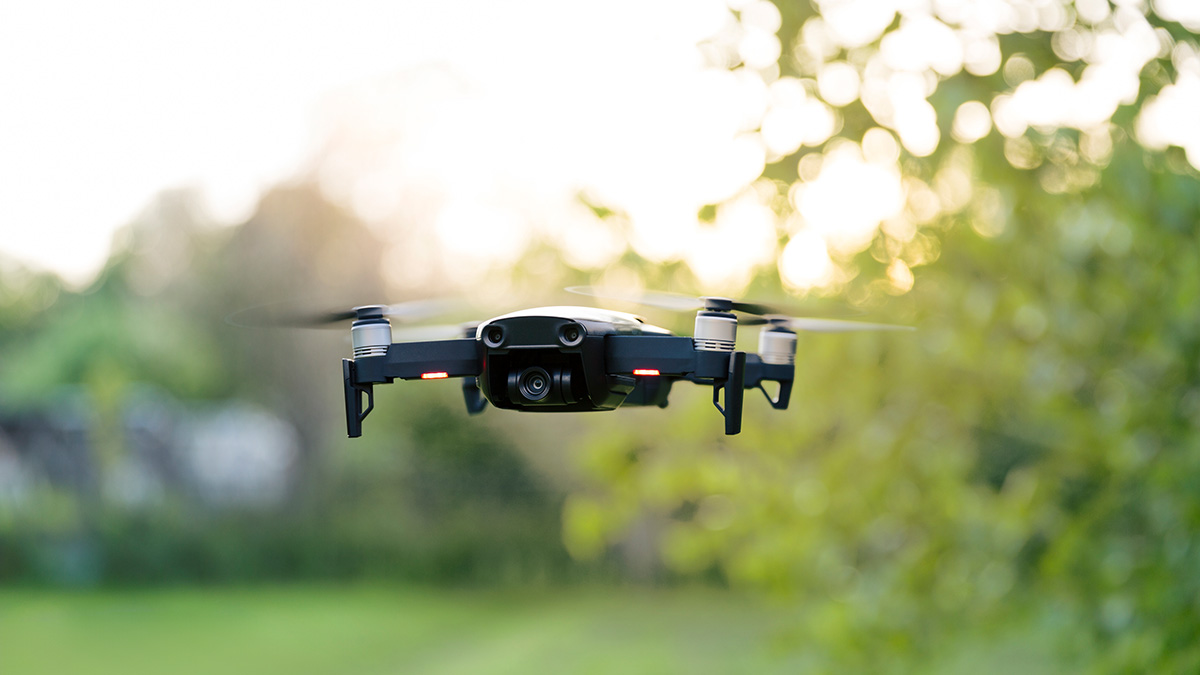 Drohne Nachbar, eine Drohne schwebt über dem Garten