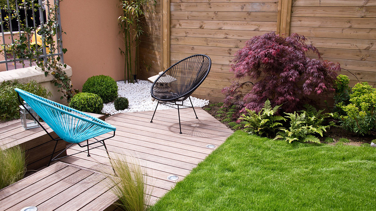 Kleiner Garten größer, ein kleiner Garten mit Sitzgelegenheit, Terrasse und Pflanzen