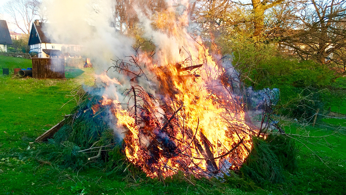Osterfeuer privat, Osterfeuer im Garten