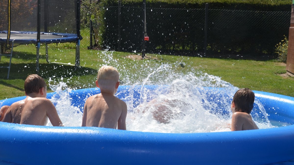 Ein Planschbecken mit spielenden Kindern