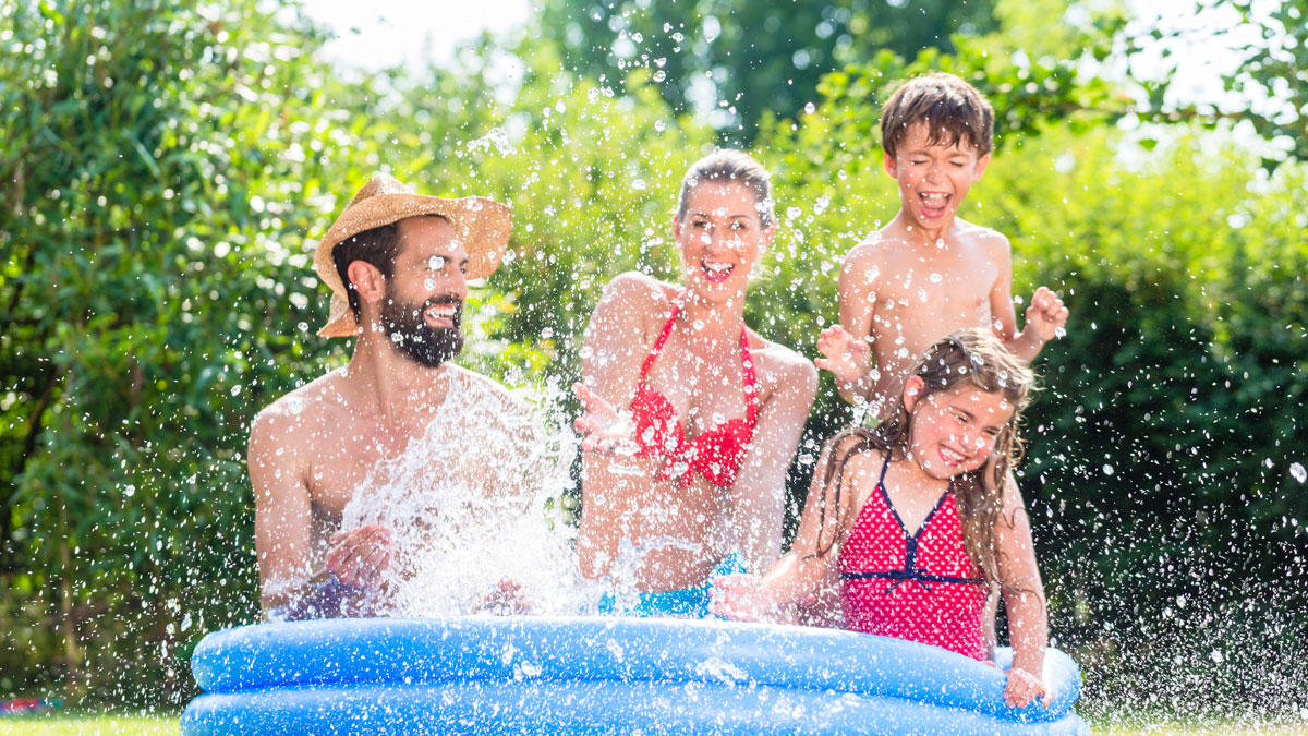 Pool Alternativen, vierköpfige Familie hat Spaß im Planschbecken