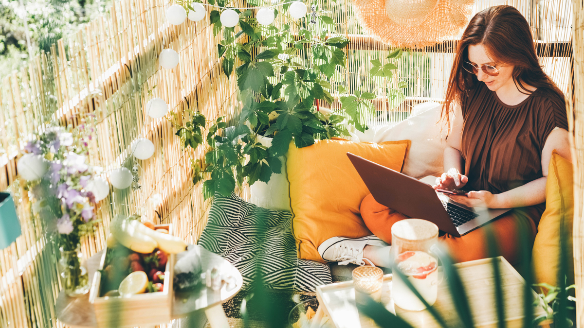Kleiner Balkon mit Sichtschutz aus Bambusmatte