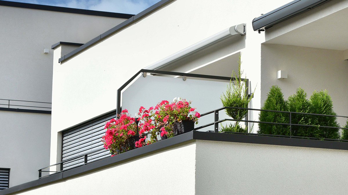 Ein Balkon mit Pflanzen und Sichtschutz aus Milchglas