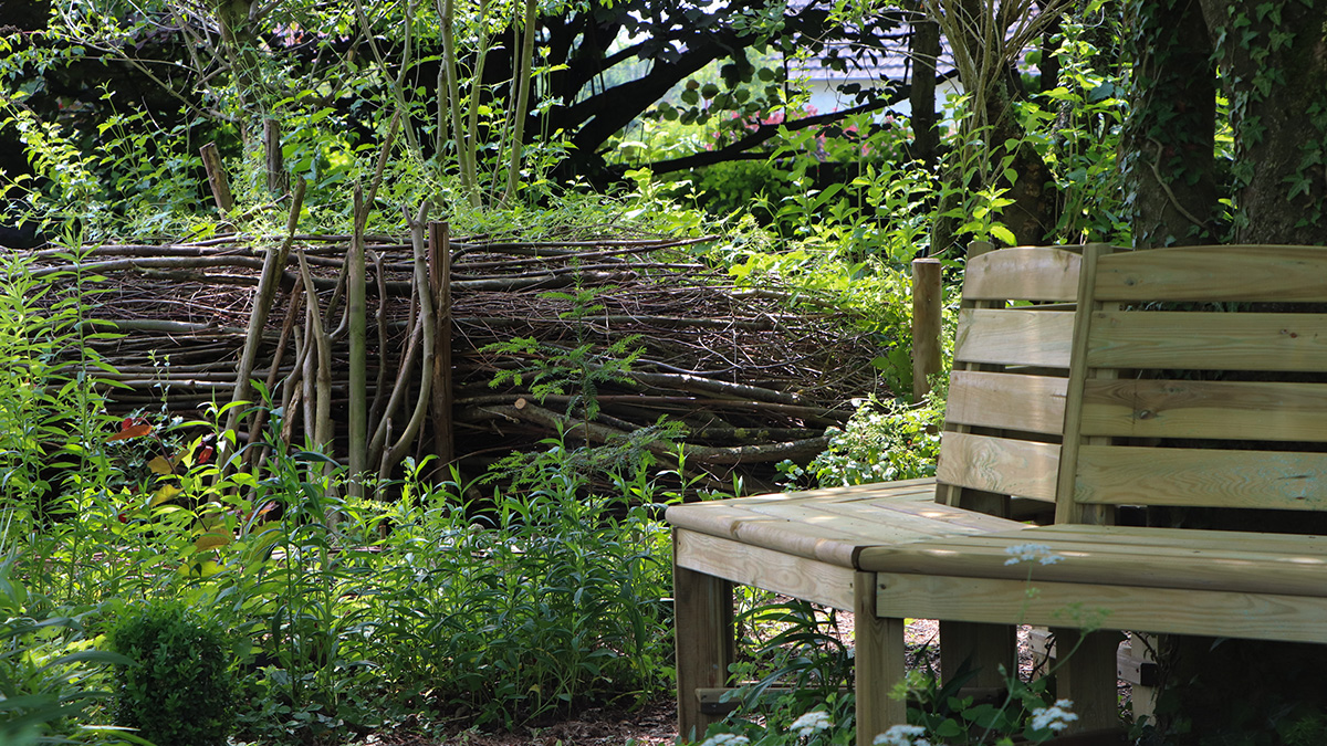 Totholzhecke, eine Totholzhecke im Garten