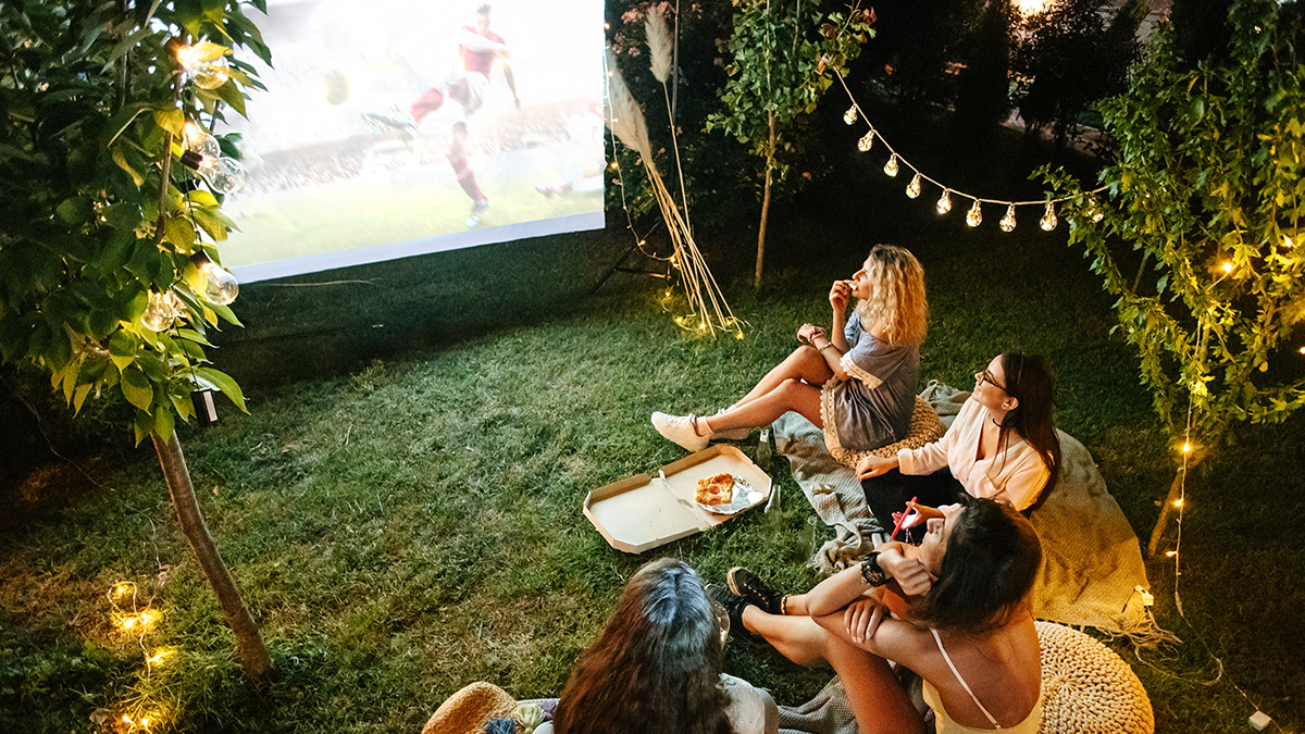 Trotz Zeitverschiebung: So bekommst du auch in der Nacht WM-Feeling in den Garten