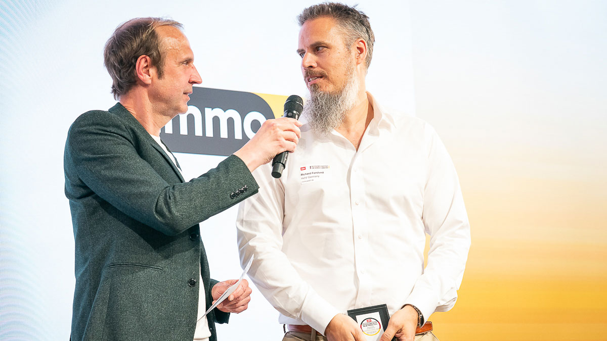 Bestes Immobilienportal ntv, Richard Forslund, Director Product AVIV Germany, nimmt den Preis für Deutschlands Beste Online-Portale 2025 entgegen