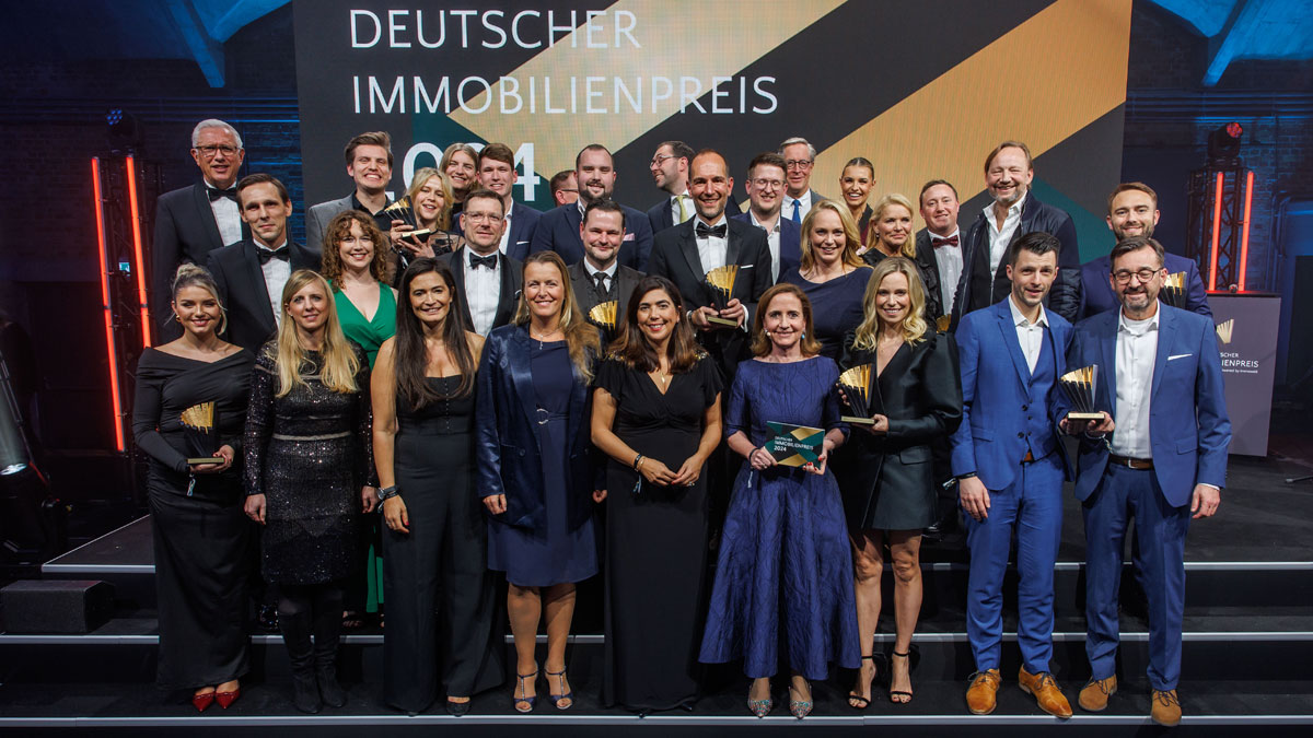 So sehen Sieger aus. Die Gewinner des Deutschen Immobilienpreises 2024 powered bei immowelt. Copyright: Agentur EVENTPRESS (Sascha Radke / Harald Fuhr)
