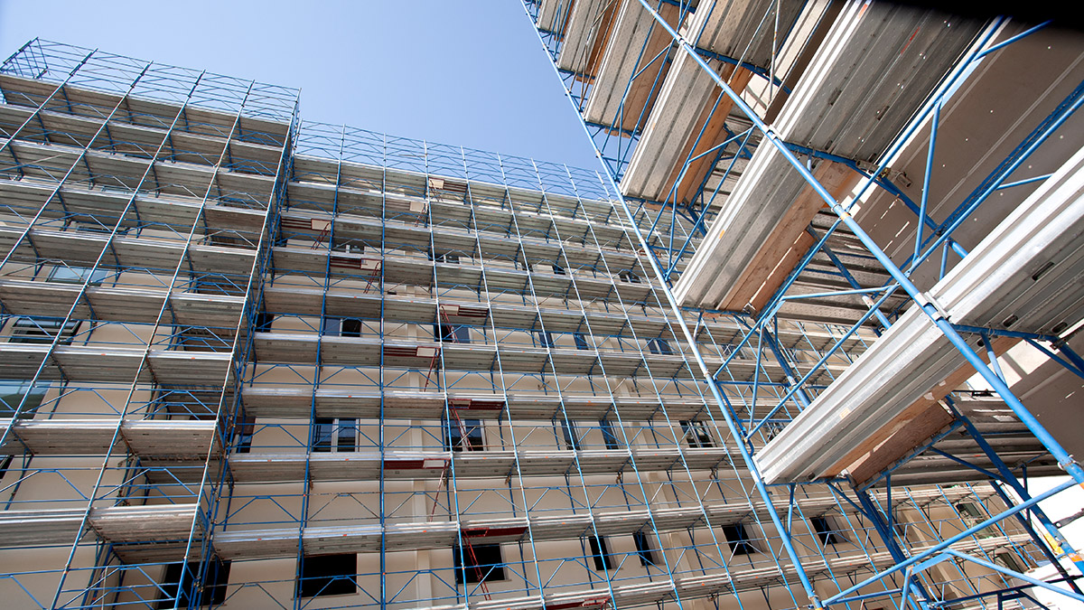 Um die Klimaziele zu erreichen, sollen pro Jahr 2 Prozent der Bürogebäude saniert werden. Foto: stock.adobe.com / malerapaso