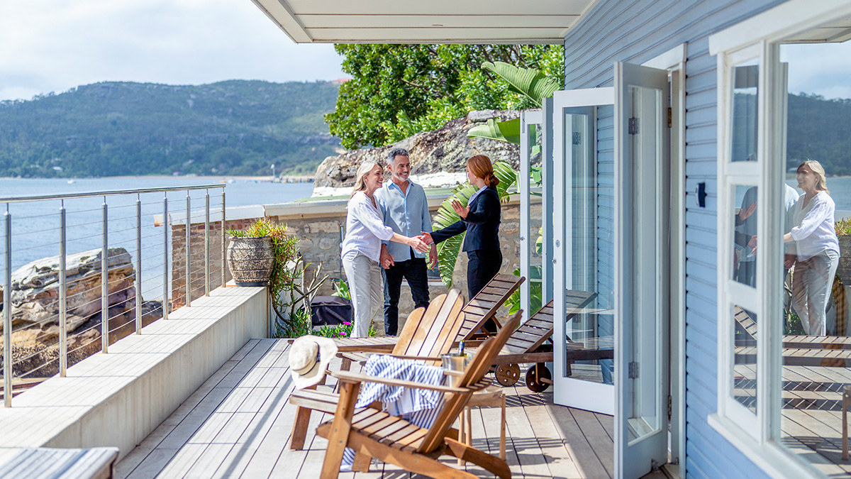 Wegzugsteuer, reiches Paar lässt sich Ferienimmobilie im Ausland zeigen