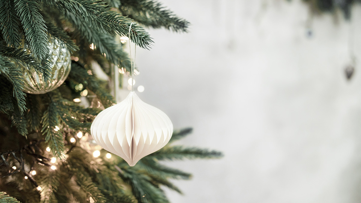 Christbaumschmuck in der Pantone-Farbe des Jahres 2026 „Cloud Dancer“