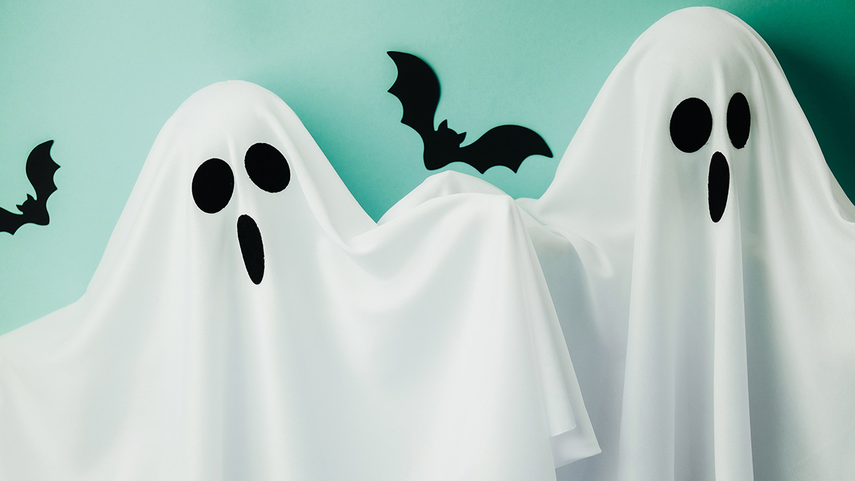 Zweit Bettlaken-Gespenster und zwei Fledermäuse