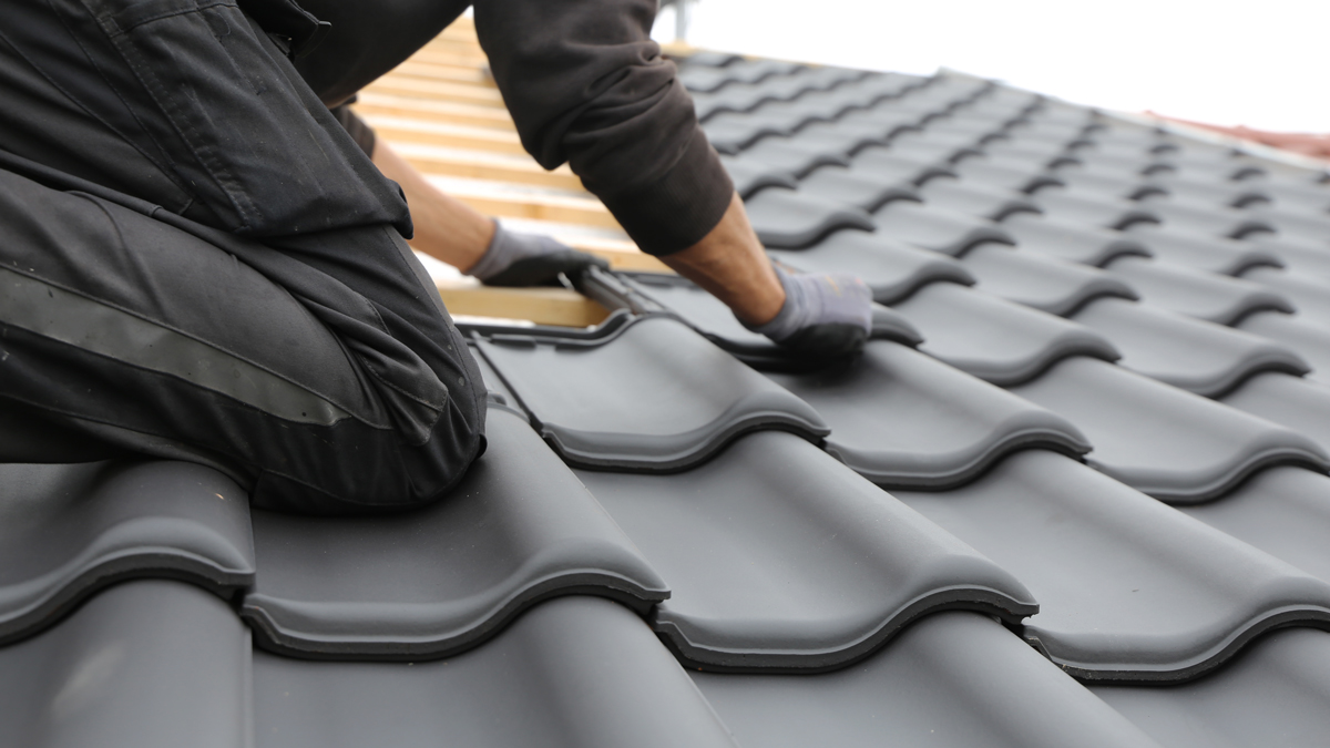 Dachdecker bei der Arbeit