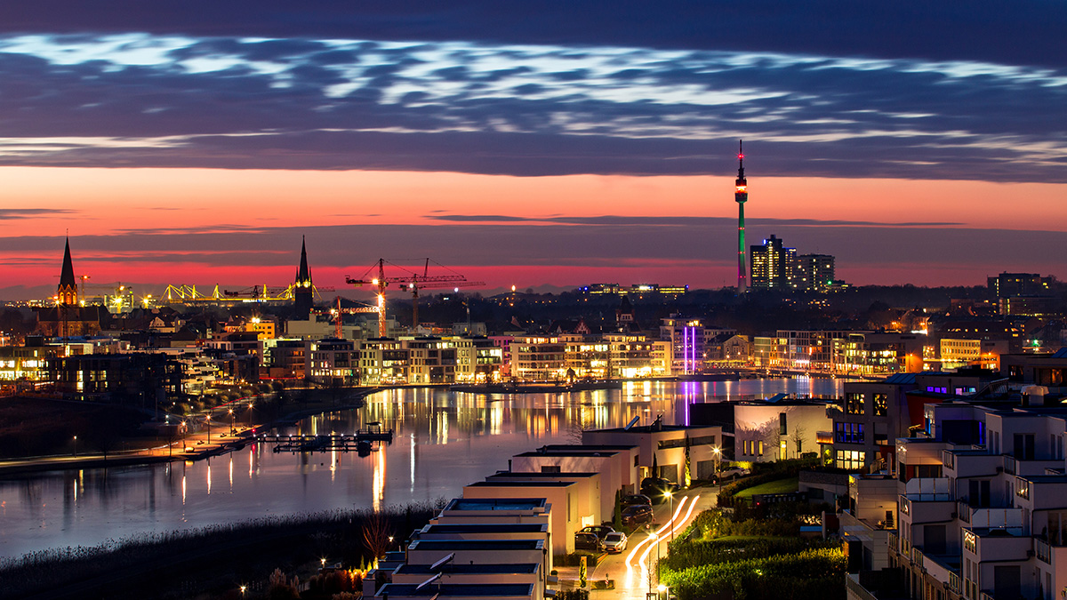 Der Phoenix-See ist ein künstlich angelegter, etwa 24 Hektar großer See auf dem ehemaligen Stahlwerksareal Phoenix-Ost im Dortmunder Stadtteil Hörd