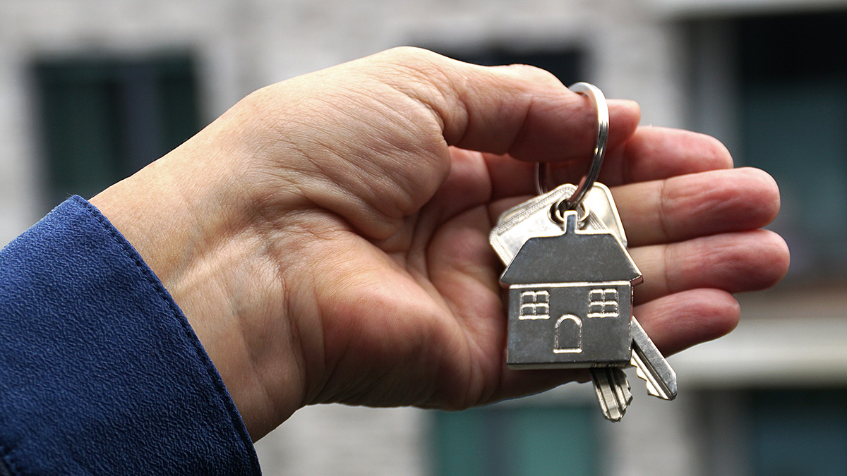 Fehler Hausübergabe, Mann hält Hausschlüssel in der Hand, Foto: Matthias Stolt / stock.adobe.com