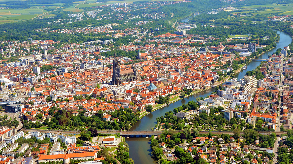 Ulm (links) ist wegen der Grunderwerbsteuer teurer als Neu-Ulm (rechts). Foto: stock.adobe.com // Mirjam Claus