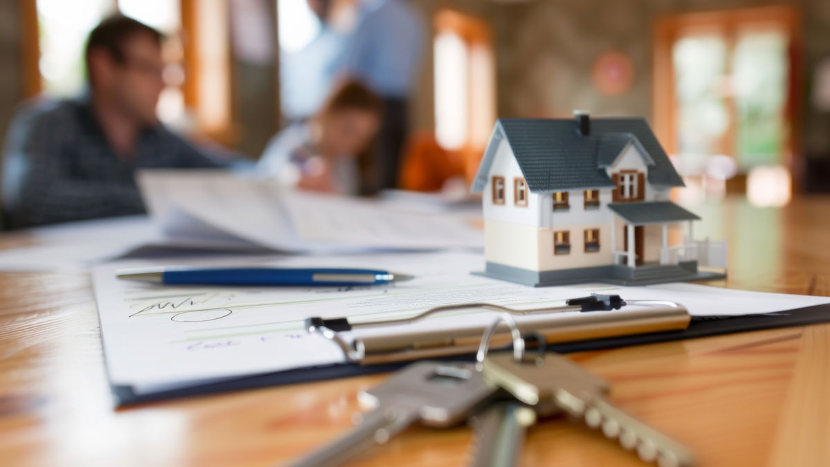 Modellhaus mit Schlüssel im Vordergrund