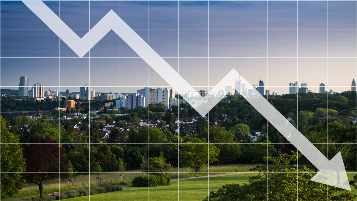Blick auf die Skyline von Frankfurt am Main mit einem Pfeil nach unten.