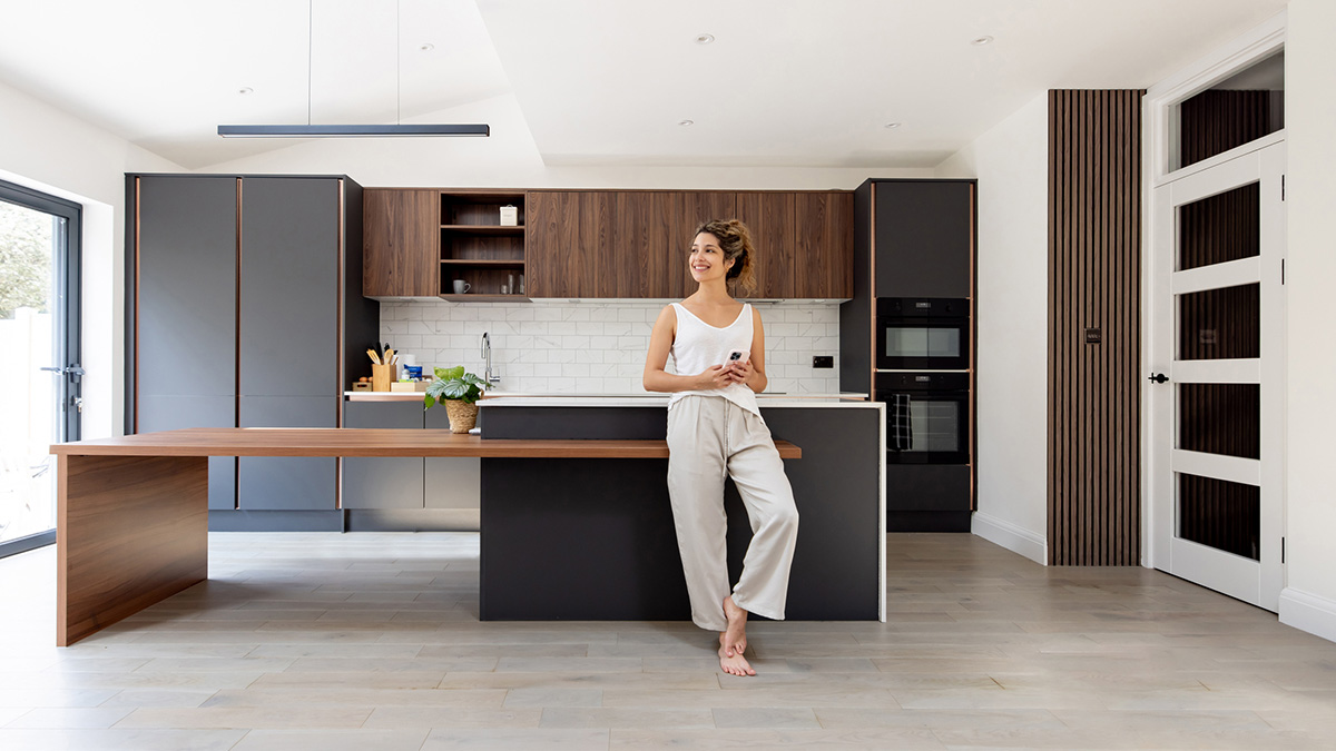 Hauskauf als Single, eine Single-Frau in ihrer neuen Küche in ihrem neuen Haus