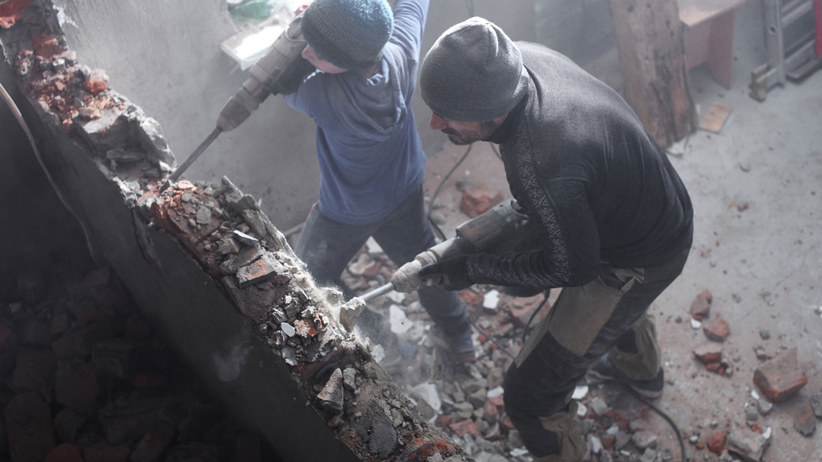 Jung kauft Alt, Vater saniert mit seinem Sohn ein Haus, Foto: amixstudio / stock.adobe.com