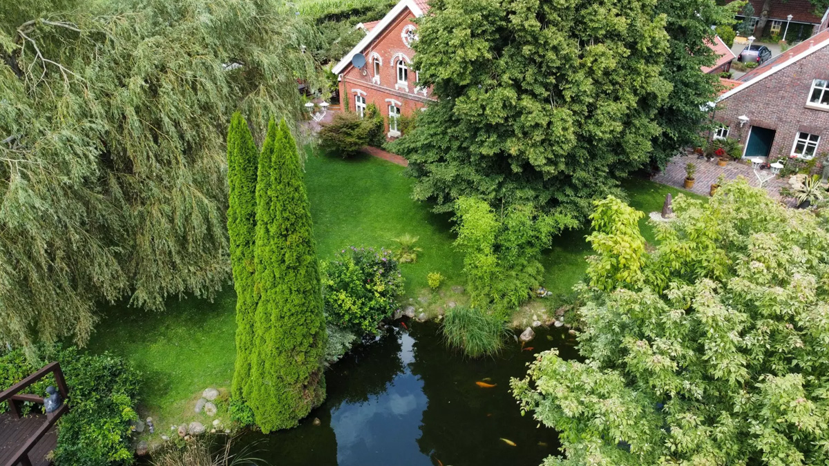 Ein Platz im Grünen: Dieses exklusive, denkmalgeschützte Anwesen in Ostfriesland mit 19 Zimmern kostet rund 3,2 Millionen Euro. Foto: Debeka Bausparkasse