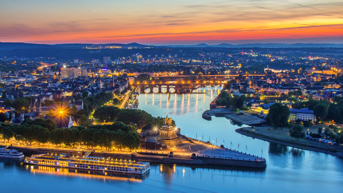 Das Deutsche Eck ist ein berühmtes Wahrzeichen der Stadt Koblenz und liegt direkt an der Mündung der Mosel in den Rhein. Foto: stock.adobe.com / Adrian
