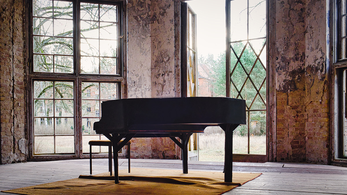 Lost Places, Klavier in einem Lost Place, Foto: iStock.com / Veronika Kovalenko