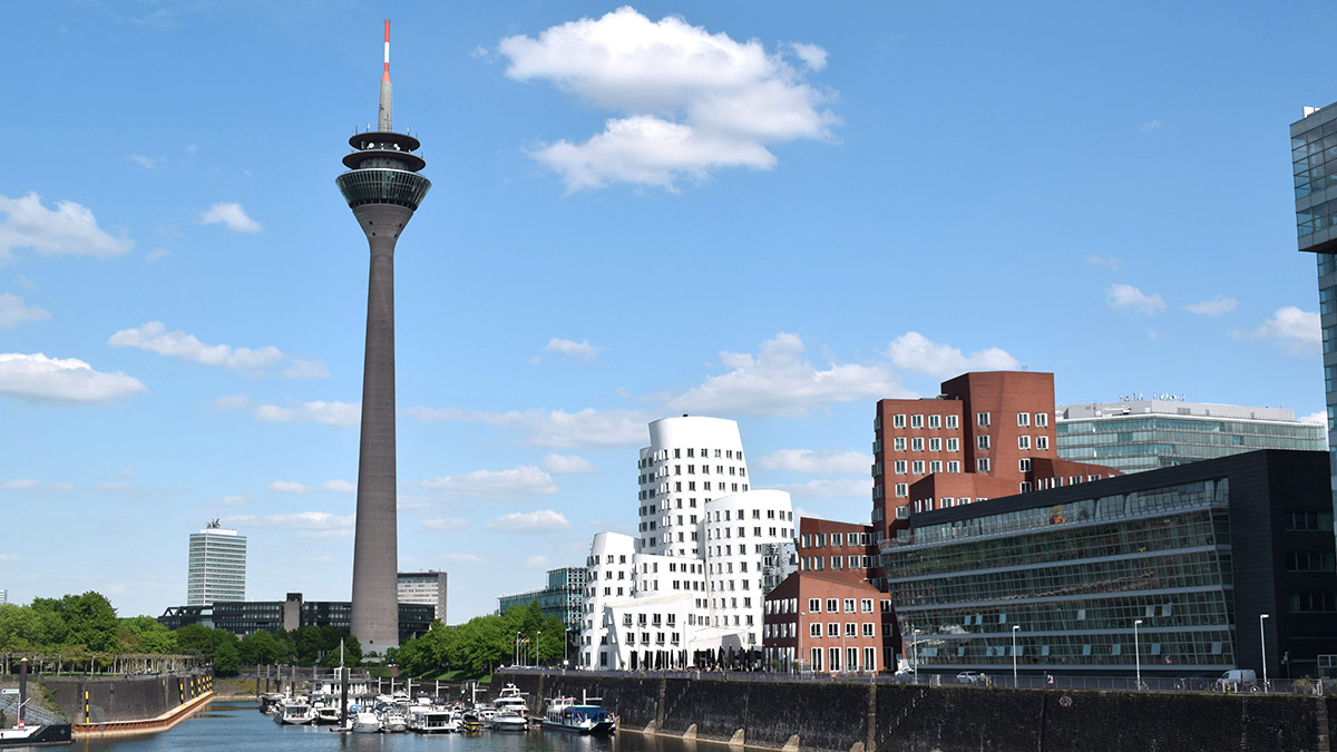 Der Düsseldorfer Medienhafen mit den berühmten Gehry-Bauten und dem Fernsehturm. Foto: iStock.com / Wirestock
